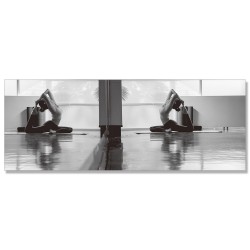 24mama掛畫 單聯式 平衡 女人 鏡射 冥想 健康 年輕 鍛鍊 室內 無框畫 80x30cm-靈活瑜珈